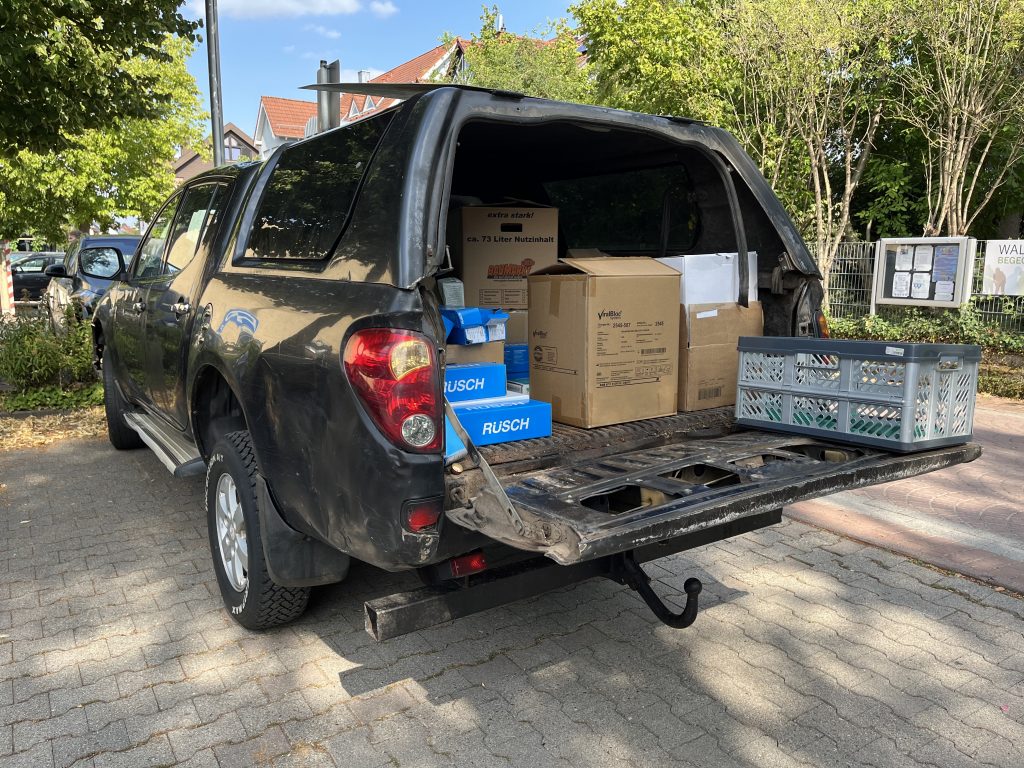 Pickup mit Hilfsgütern auf der Ladefläche