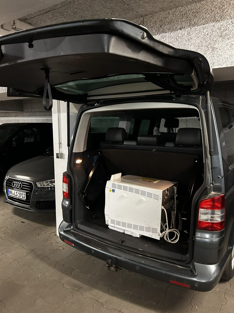 IT Equipment in einem VW Bus