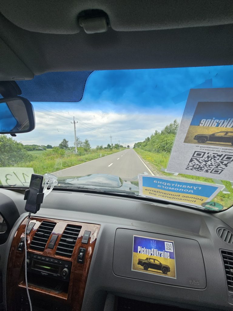Blick durch die Windschutzscheibe auf die Straße in der Ukraine