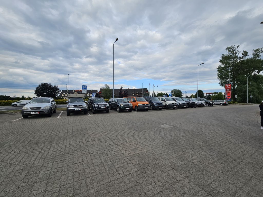 alle 12 Fahrzeuge